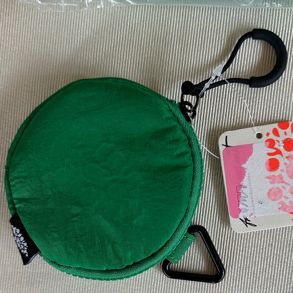 Lululemon Green Belt Bag and Green Free People Pouch bundle NWT - Picture 4 of 6